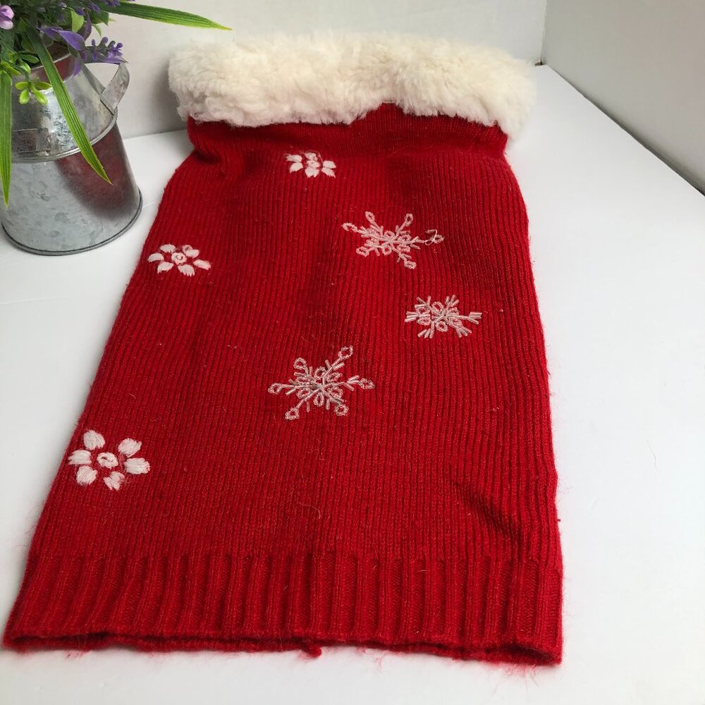Holiday Pet Sweater with Snow flacks Size Large